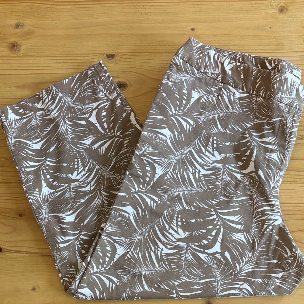 Talbots Signature cropped pants Brown and White Leaf Print size 16  tropical